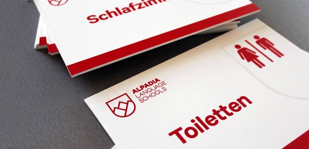 hocheins_werbeagentur_freiburg_werbetechnik_firmenschild_türschilder_büroschilder_acryl Firmenschilder Büroschilder Wegweiser